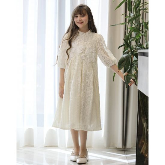 صورة فستان بناتي أوف وايت قماش شبك مطرز بزهور بارزة | تصميم كشكشة وطبقات كلوش - kj2106